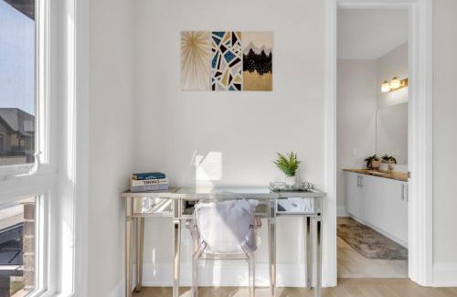 Oakville House | Relaxed Oakville Vacation Stay for 8 or more