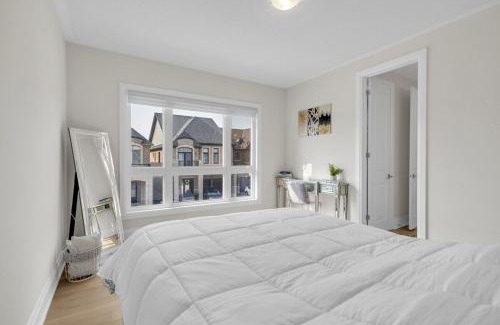 Oakville House | Relaxed Oakville Vacation Stay for 8 or more