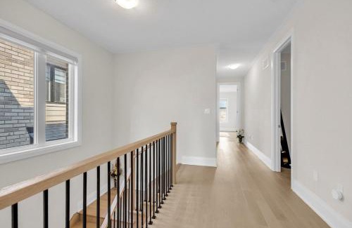 Oakville House | Relaxed Oakville Vacation Stay for 8 or more
