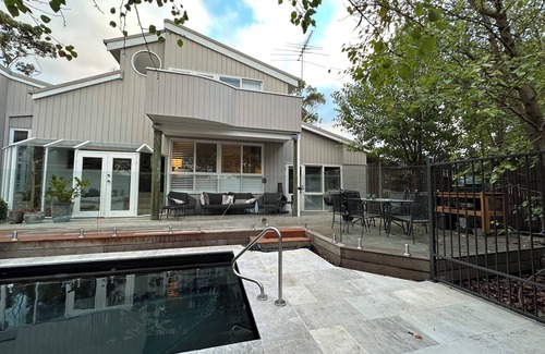 Mount Martha House | Relaxed Retreat - hot plunge pool, wood fire, pet friendly, 4pm Sun checkout,