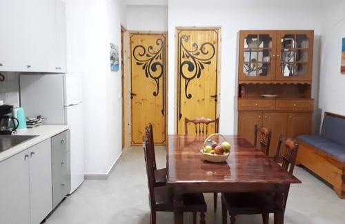 Agia Galini Apartment | Relaxed spacious apartment with garden view and free WiFi