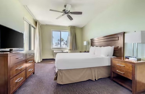 Poipu Hotel | Relaxed Suite Near Shipwreck Beach + Parking & Pool Access + Kitchen