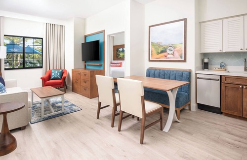 Park Shore Hotel | Relaxed Suite w/King Bed + Cozy Sitting Area – Ideal Stay!