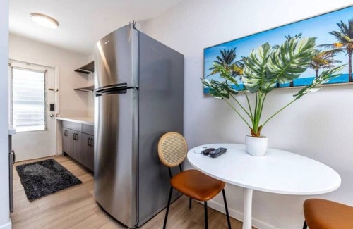 Waikiki Apartment | Relaxed Waikiki Living | Walk to Beach | W/D & AC