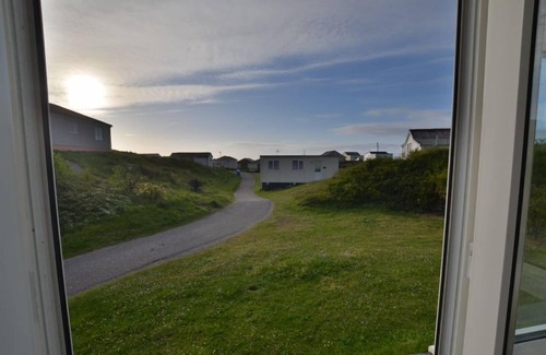Hayle Cottage | Relaxezvous is a comfortable & spacious holiday with grassy dunes all around