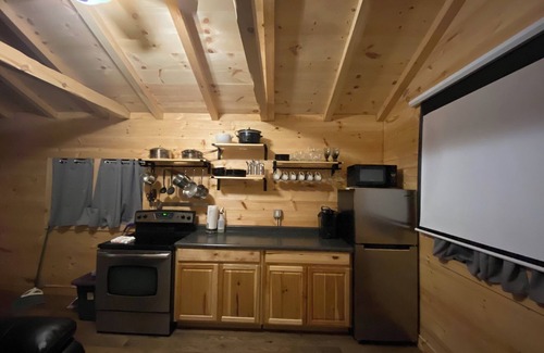 Viola Cabin | Relaxing 1-bedroom cabin with Loft, AC & WiFi on 5 acre timber w/trails & views