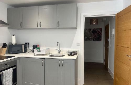Brentwood Apartment | Relaxing 1 bedroom garden flat.