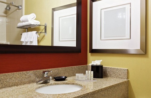 Brookhollow House | Relaxing 1 King Unit Near Buffalo Bayou Park and Art Car Museum