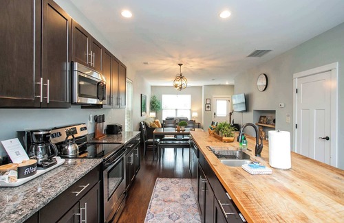 Inglewood House | Relaxing 2 BD/2.5 BA Nash Home
