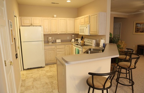 Rehoboth Beach Condo | Relaxing 2 BR/2 BA Condo with 2 Porches & Pool