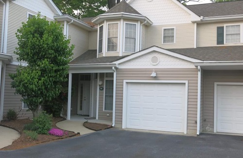 Rehoboth Beach Condo | Relaxing 2 BR/2 BA Condo with 2 Porches & Pool