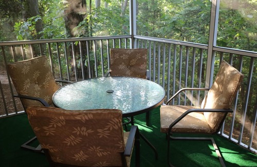 Rehoboth Beach Condo | Relaxing 2 BR/2 BA Condo with 2 Porches & Pool