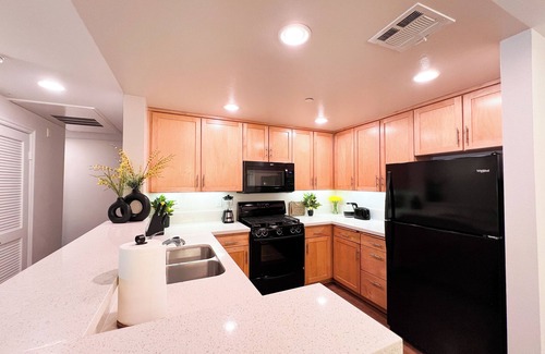 Encino Apartment | Relaxing 2 BR Oasis w/Parking