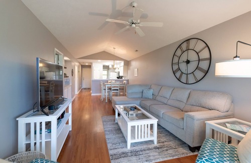 Pawleys Island Condo | Relaxing 2BR 2BA Condo on Golf Course w/balcony