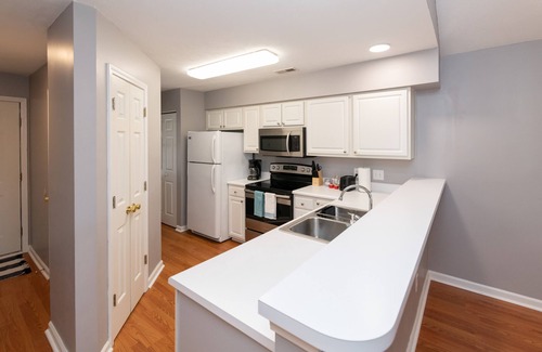 Pawleys Island Condo | Relaxing 2BR 2BA Condo on Golf Course w/balcony