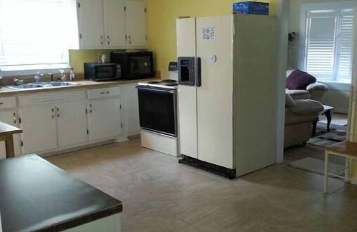 Burlington House | Relaxing 3 bd/2bth House near to Elon, Chapel Hill and Greensboro. Summer pool