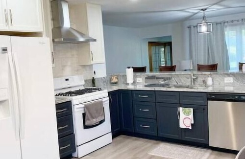Rolling Meadows House | Relaxing 3 bedroom one level home