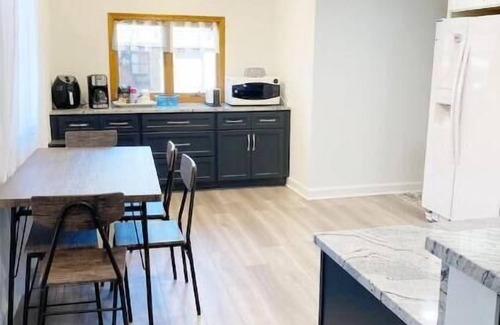 Rolling Meadows House | Relaxing 3 bedroom one level home