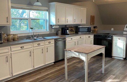 Katy Apartment | Relaxing 3 bedroom cedar barn apartment on small bee farm in the heart of Katy
