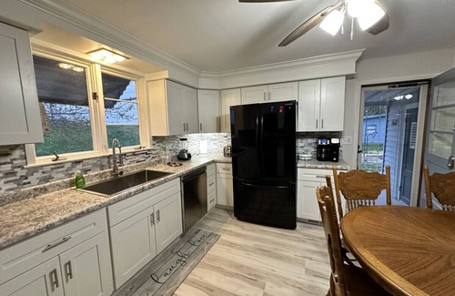 Keyesport Cottage | Relaxing 3 bedroom cottage right off Lake Carlyle