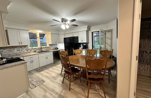 Keyesport Cottage | Relaxing 3 bedroom cottage right off Lake Carlyle