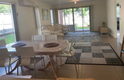 Doreen House | Relaxing 3-bedroom home near Funfields Theme Park