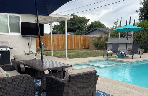 Chatsworth House | Relaxing 3 Bedroom, 2 Bathrooms. Large backyard, pool, jacuzzi + 2 patios, grill