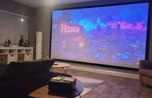 Jacksonville House | Relaxing 3-Bedroom With 150 Inch Projector & Pool Table