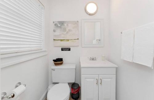Jacksonville House | Relaxing 3-Bedroom With 150 Inch Projector & Pool Table