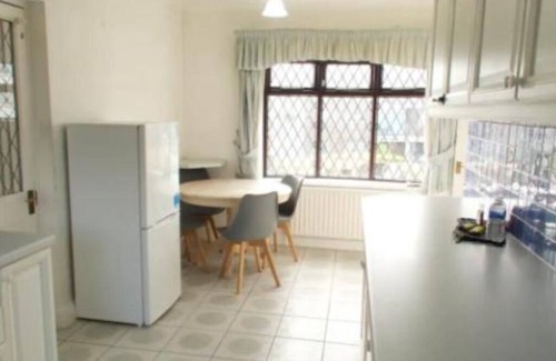 Westcliff-on-Sea Cottage | Relaxing 3BR Cottage w/Parking, Terrace & SEA VIEW by Luxiety Stays