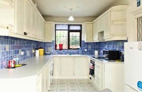 Westcliff-on-Sea Cottage | Relaxing 3BR Cottage w/Parking, Terrace & SEA VIEW by Luxiety Stays