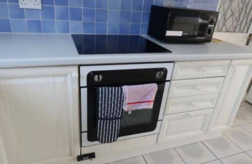 Westcliff-on-Sea Cottage | Relaxing 3BR Cottage w/Parking, Terrace & SEA VIEW by Luxiety Stays