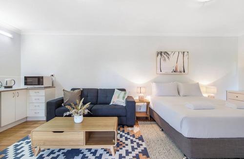 Boambee East House | Relaxing 3BR+granny flat holiday home close to Sawtell, pet-friendly, large garden
