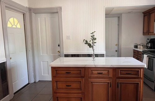 Downtown Niagara Falls House | Relaxing 4 bedroom walk to the falls sleeps 8n