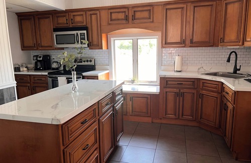 Downtown Niagara Falls House | Relaxing 4 bedroom walk to the falls sleeps 8n