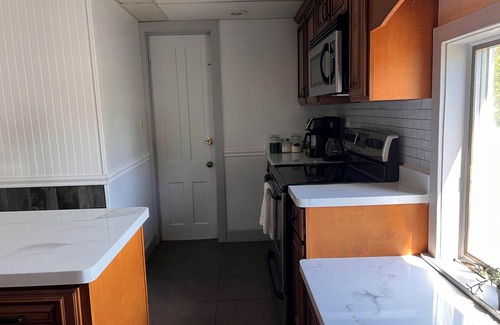 Downtown Niagara Falls House | Relaxing 4 bedroom walk to the falls sleeps 8n