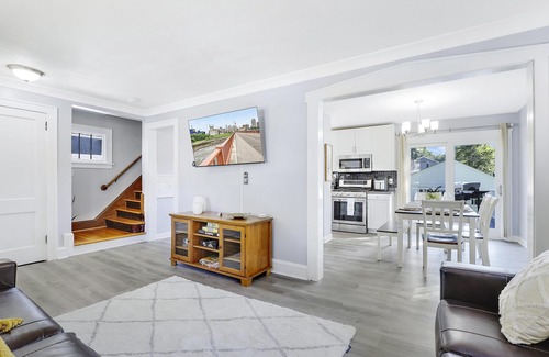 Minneapolis House | Relaxing 4-bedroom With A Nice Deck & Grill — Close to U of M