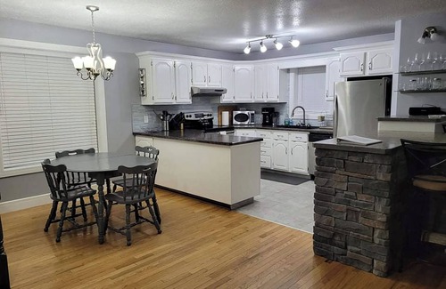 Greenwater Lake House | Relaxing 5 bedroom cabin at Greenwater Lake