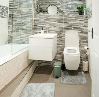 Acresford House | Relaxing 5BDR Retreat Hot Tub