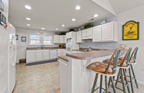 Currituck County House | Relaxing 6BR home with Private Pool, and Full Kitchen Near the Ocean