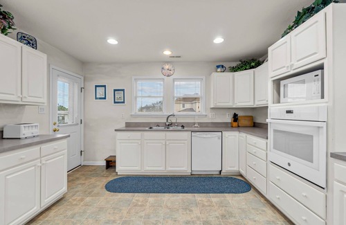 Currituck County House | Relaxing 6BR home with Private Pool, and Full Kitchen Near the Ocean