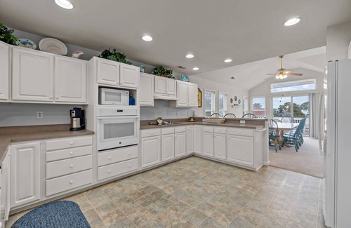 Currituck County House | Relaxing 6BR home with Private Pool, and Full Kitchen Near the Ocean