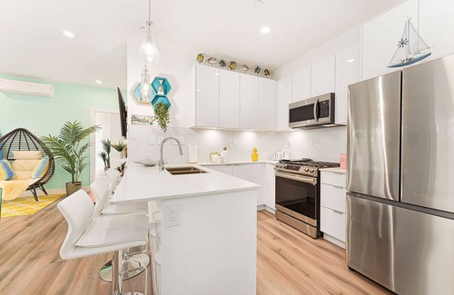 Willoughby Apartment | Relaxing Aloha style 3 bedroom condo with King bed