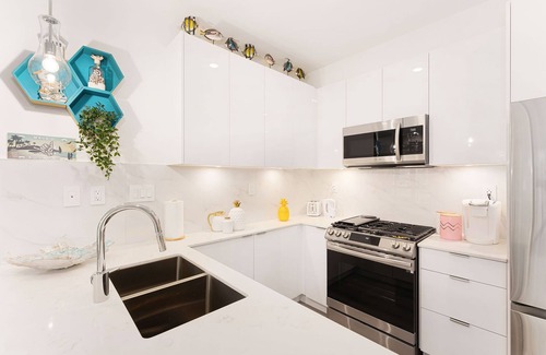 Willoughby Apartment | Relaxing Aloha style 3 bedroom condo with King bed