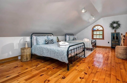 Lyndhurst Cabin | Relaxing and private waterfront log cabin