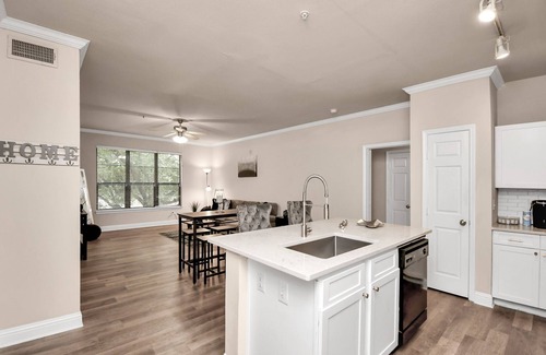 Houston Apartment | Relaxing and stylish Houston Getaway!