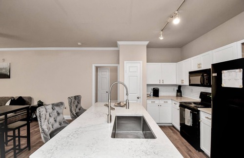 Houston Apartment | Relaxing and stylish Houston Getaway!