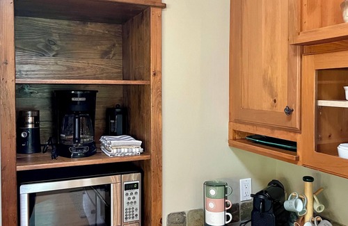 Ann Arbor House | Relaxing Ann Arbor Stay — Sleeps 9, Hot Tub, Deck, and Gourmet Kitchen