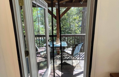 May Creek Apartment | Relaxing Apartment in charming Gold Bar- Queen bed, jetted bathtub,