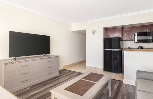 Northeast Virginia Beach Apartment | Relaxing Beachfront Getaway with Rooftop Pool & Ocean Views